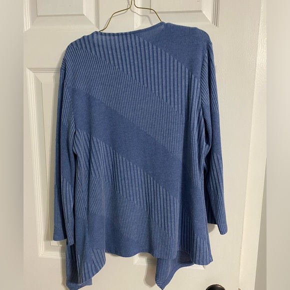 Alia sweater set size small but fits more like a med/lg - Picture 5 of 5